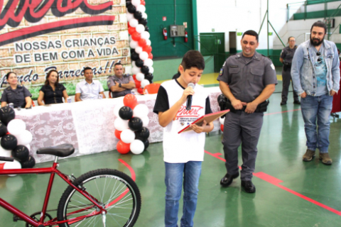 Alunos da Rede Municipal de Pinda participam de formatura do Proerd