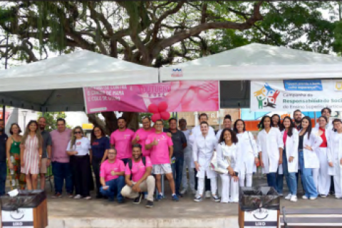 Campanha ‘Outubro Rosa’ orienta centenas de pessoas no centro da cidade