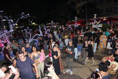 Centenas de pessoas prestigiam o Natal Encantado no centro de Pindamonhangaba